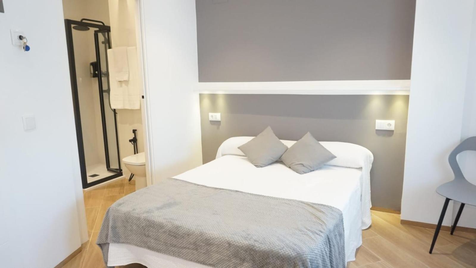 Hostal Leon Torreorgaz Extérieur photo