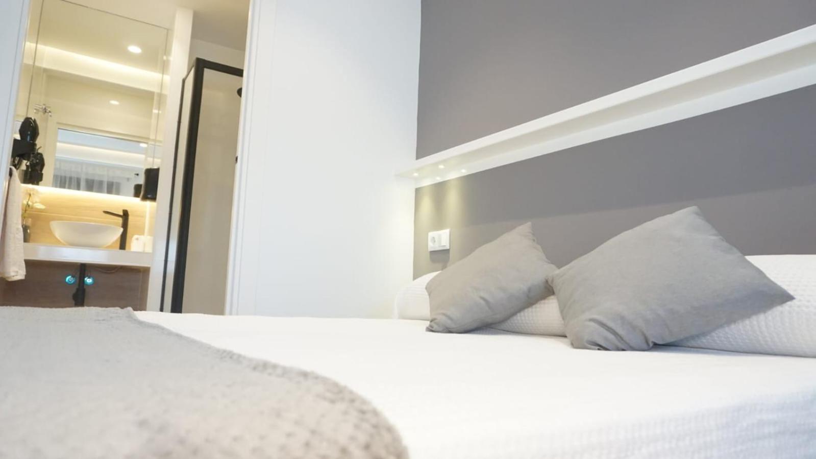 Hostal Leon Torreorgaz Extérieur photo